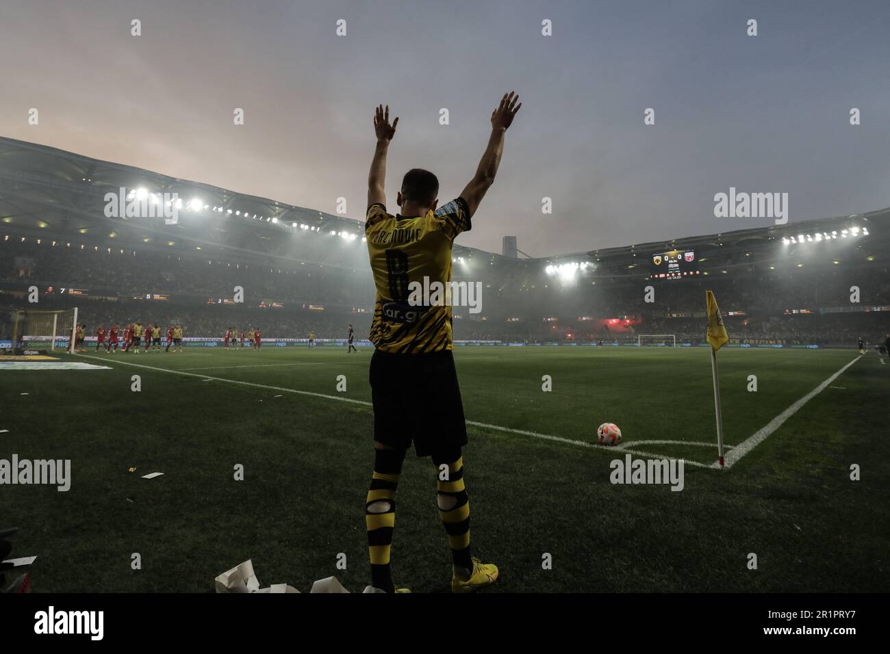 Athen, Griechenland. 14. Mai 2023. Mijat Gacinovic von AEK bereitet sich auf einen Eckstoß während des Griechenland Super League Playoff-Spiels zwischen dem AEK FC und dem FC Volos in Athen, Griechenland, am 14. Mai 2023 vor. Kredit: Lefteris Partsalis/Xinhua/Alamy Live News Stockfoto