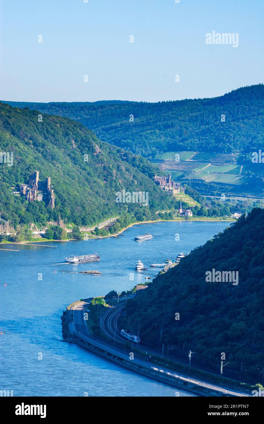 Trechtingshausen, Rhein (Rhein), Schiffe, Schloss Rheinstein (Vorderseite), Schloss Reichenstein (Rückseite), Ostrhein-Eisenbahn, Zug in Rheintal, Rheinland-Pfalz, Deutschland Stockfoto