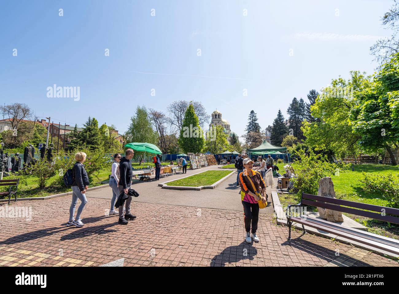 Sofia, Bulgarien. Mai 2023. Ein Blick auf die Antiquitäten- und Kunsthandwerksmesse in einem Park im Stadtzentrum Stockfoto