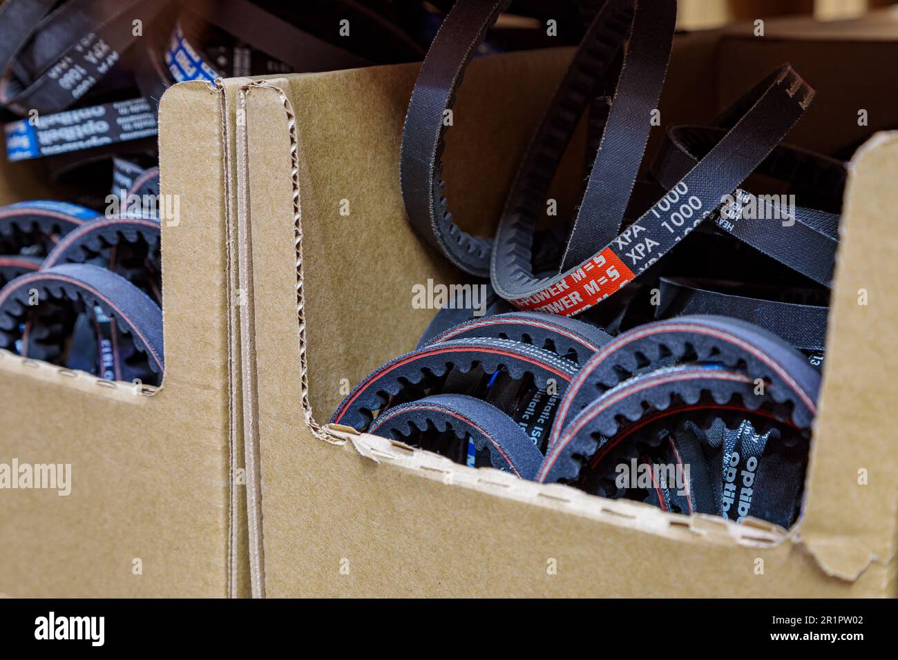 Gezahnter Antriebsriemen für einen Kompressor in einer Box auf Lager. Nahaufnahme. Hochwertiges Foto Stockfoto