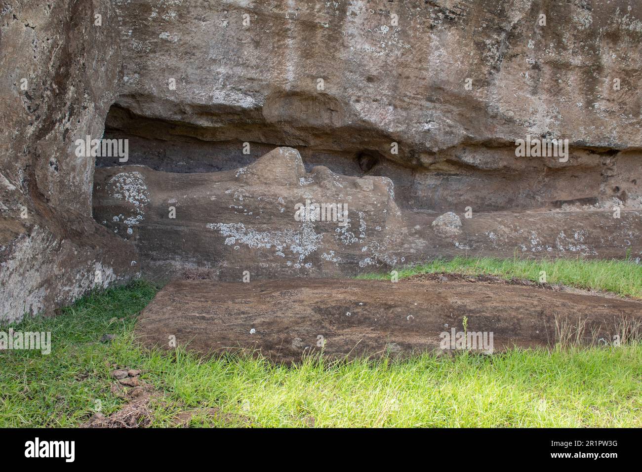 Chile, Osterinsel alias Rapa Nui. Traditioneller Moai aus Stein, geschnitzt vom Berghang in Rano a Raraku, auch bekannt als Steinbruch. UNESCO-Weltkulturerbe. Stockfoto