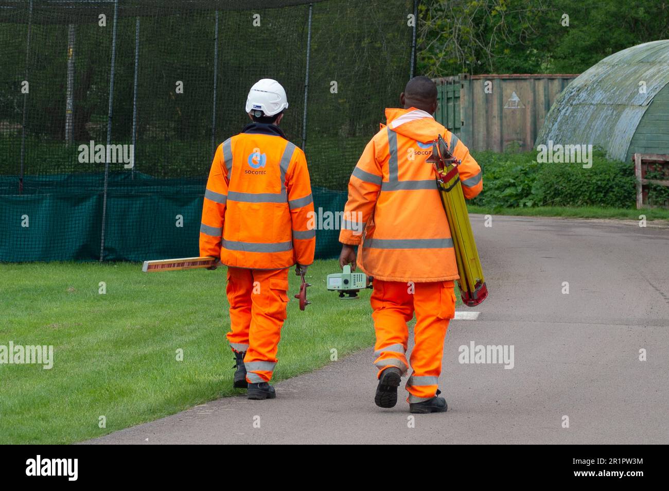 Amersham, Buckinghamshire, Großbritannien. 15. Mai 2023. Socotec, Bauaufsicht, Ankunft vor Ort. Ein großes Sinkloch über den HS2 High Speed Rail Chiltern Tunnels erschien am Samstag neben dem Shardeloes Lake mit Blick auf das Shardeloes Manor in der Nähe von Amersham, Buckinghamshire. Beunruhigte Einwohner wurden von der Baugesellschaft HS2 Ltd informiert, dass „sie recht groß ist – etwa sechs Meter Durchmesser und fünf Meter Tiefe. Dabei handelt es sich um Näherungswerte.“ Kredit: Maureen McLean/Alamy Live News Stockfoto