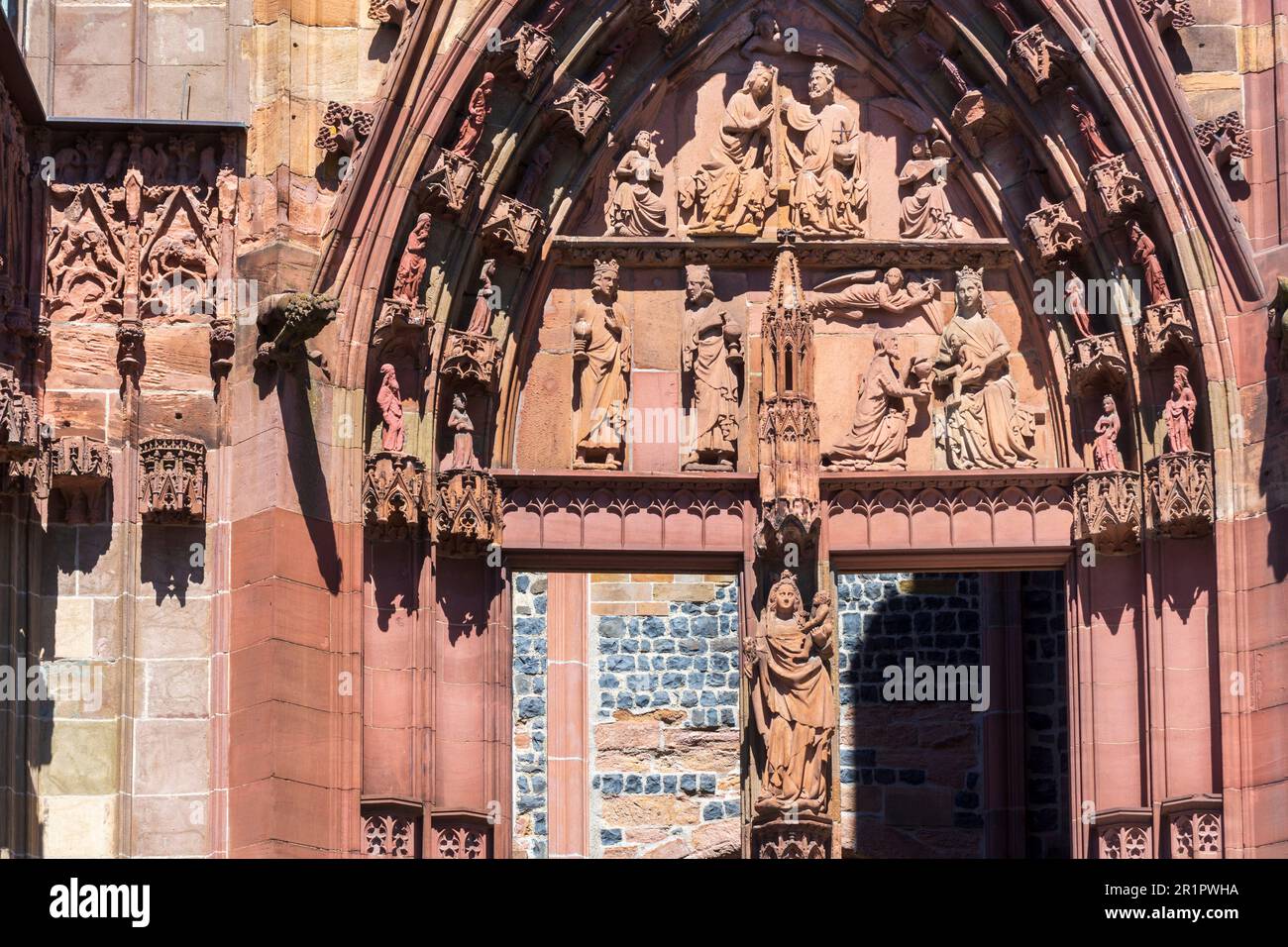 Wetzlar, Kathedrale, Tympanum des Westportals in Lahntal, Hessen, Deutschland Stockfoto