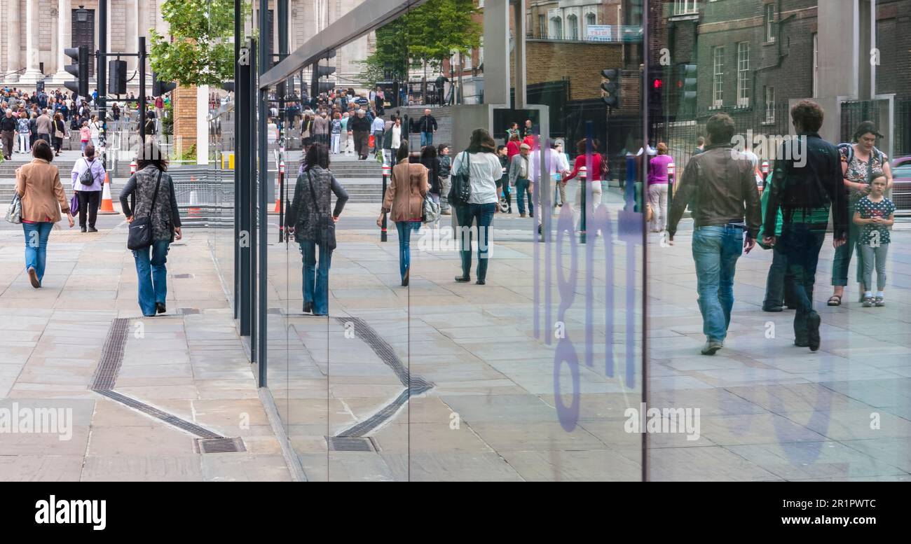Straßenszene mit Passanten in einem Glasfenster, St. Peter's Hill, St. Paul's, London, Großbritannien Stockfoto