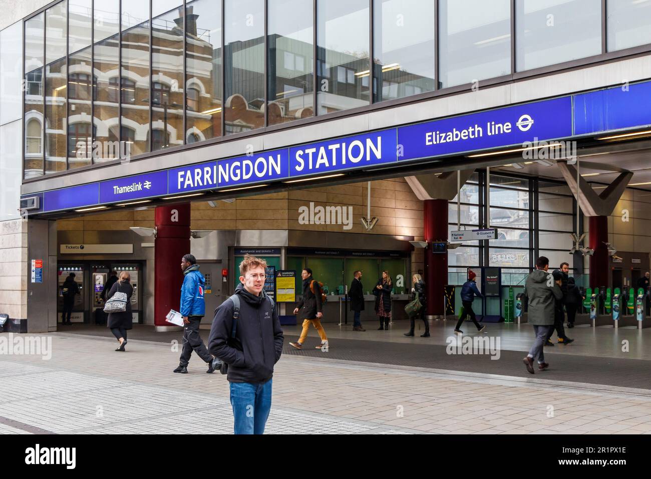 Der neue Eingang der Elizabeth Line zur U-Bahn-Station Farringdon, London, Großbritannien Stockfoto
