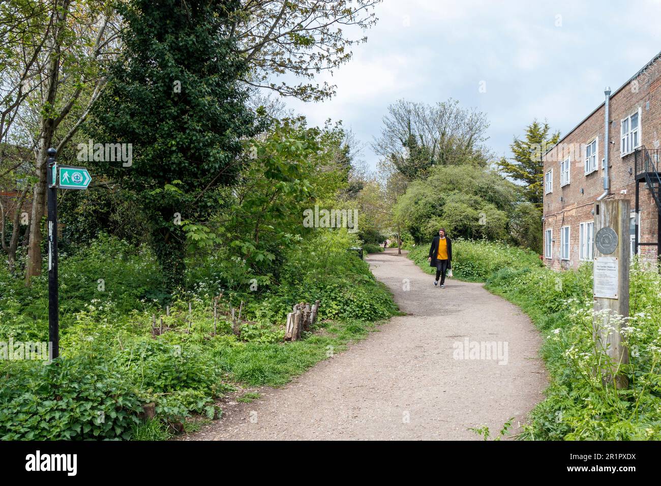 Der Eingang zum Parkland Walk, einer stillgelegten Eisenbahnlinie, oder ein Naturschutzgebiet, im Finsbury Park, North London, Großbritannien Stockfoto