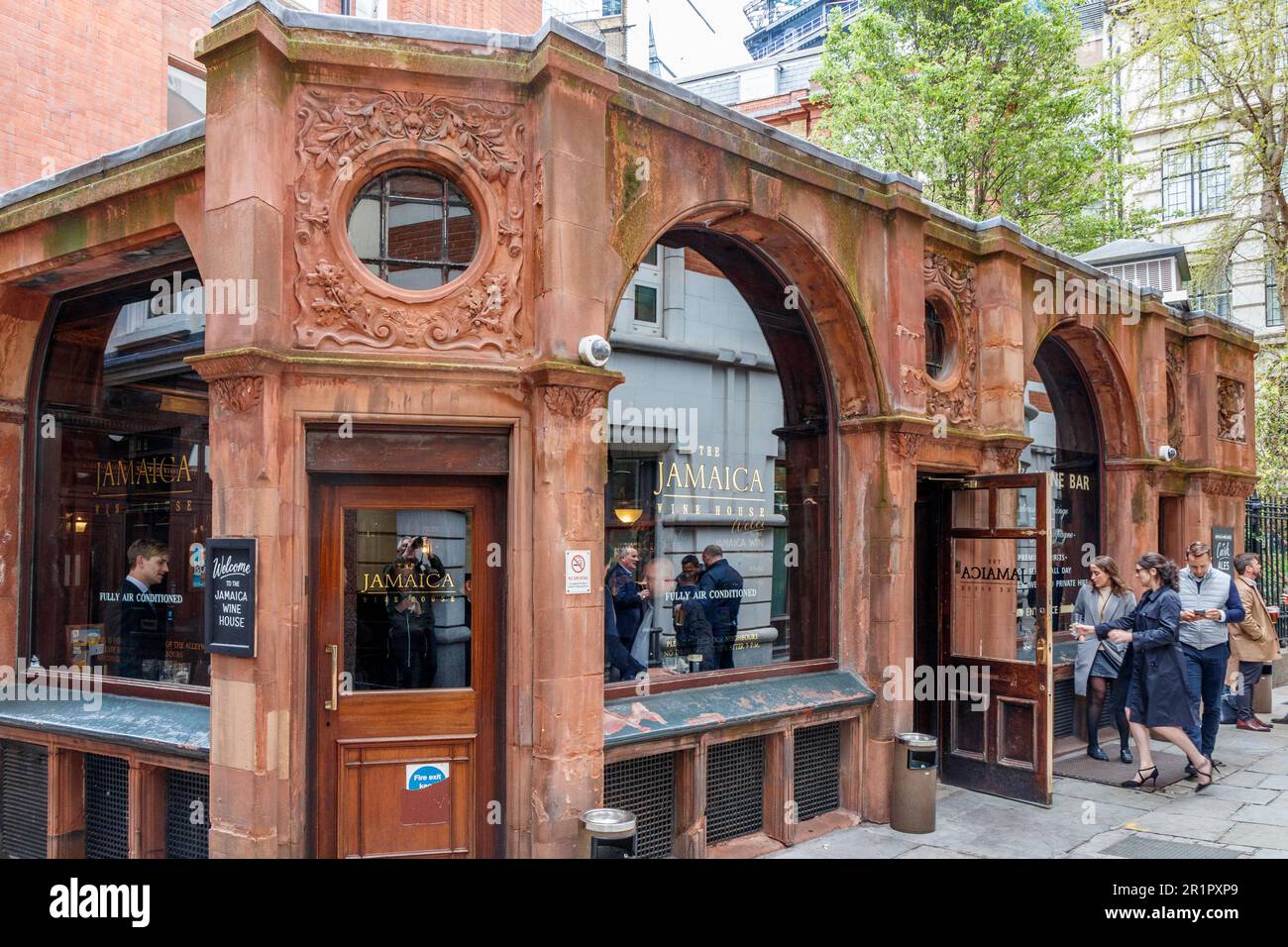 Das Jamaica Wine House in St Michael's Alley, London EC3, Großbritannien, ist vor Ort als „The Jampot“ bekannt. Stockfoto