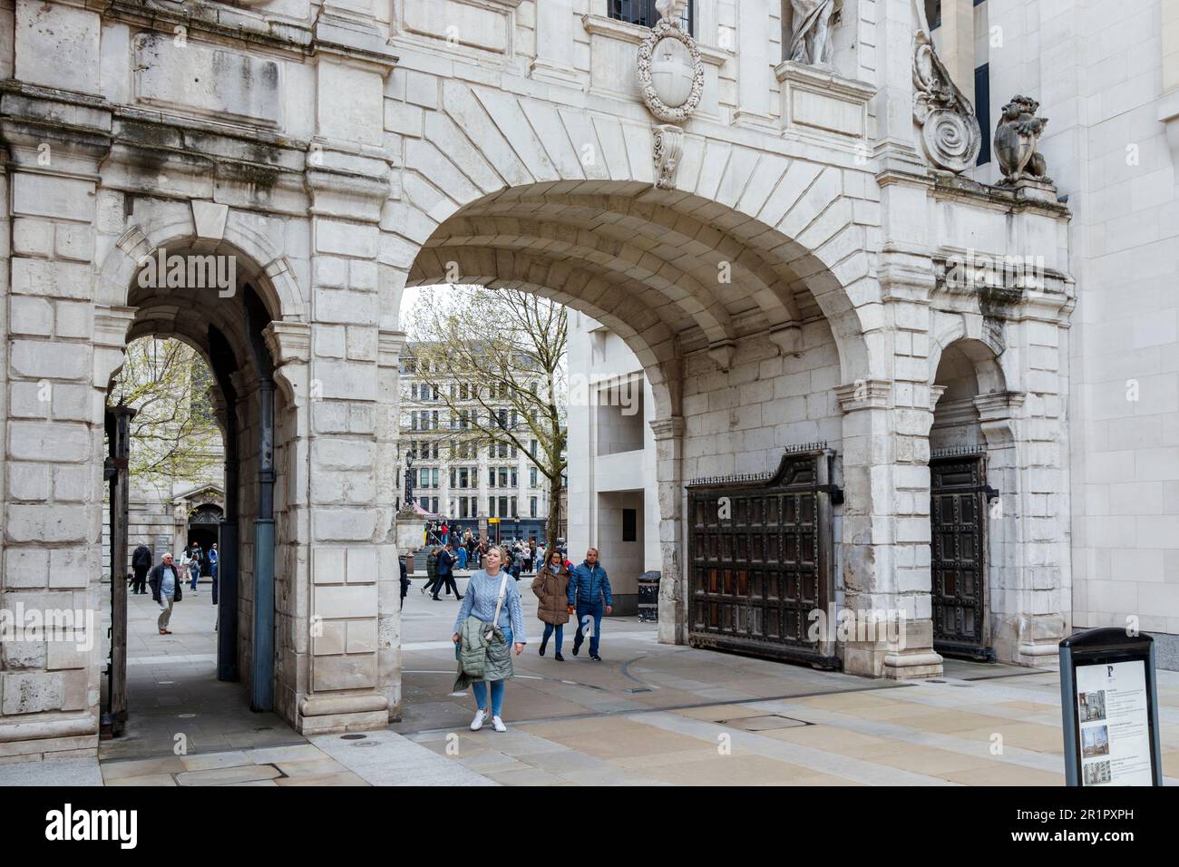 Torbogen am Paternoster Square, der durch die St Paul's Cathedral, London, Großbritannien führt Stockfoto