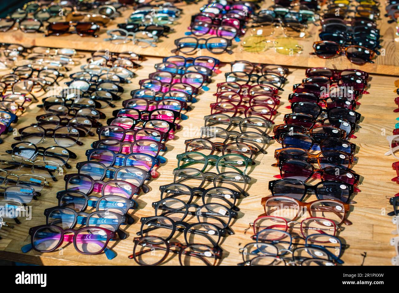 Verschiedene Gläser auf einem Marktstand, Tel Aviv Israel Dezember 2022 Stockfoto