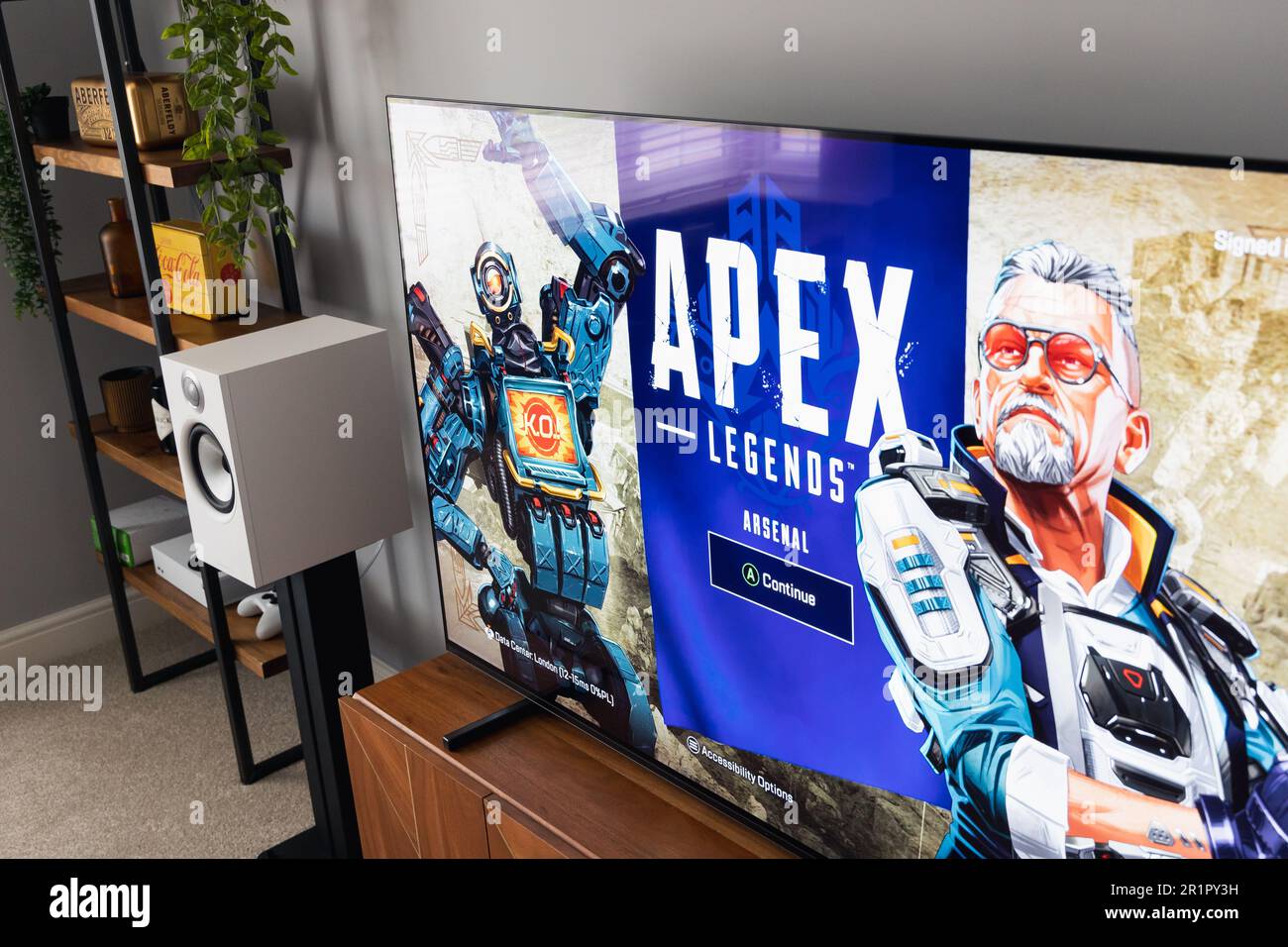 LONDON - 12. MAI 2023: Apex Legends Videospiel auf 4K OLED-Spielekonsole in modernem minimalem Wohnzimmer Stockfoto