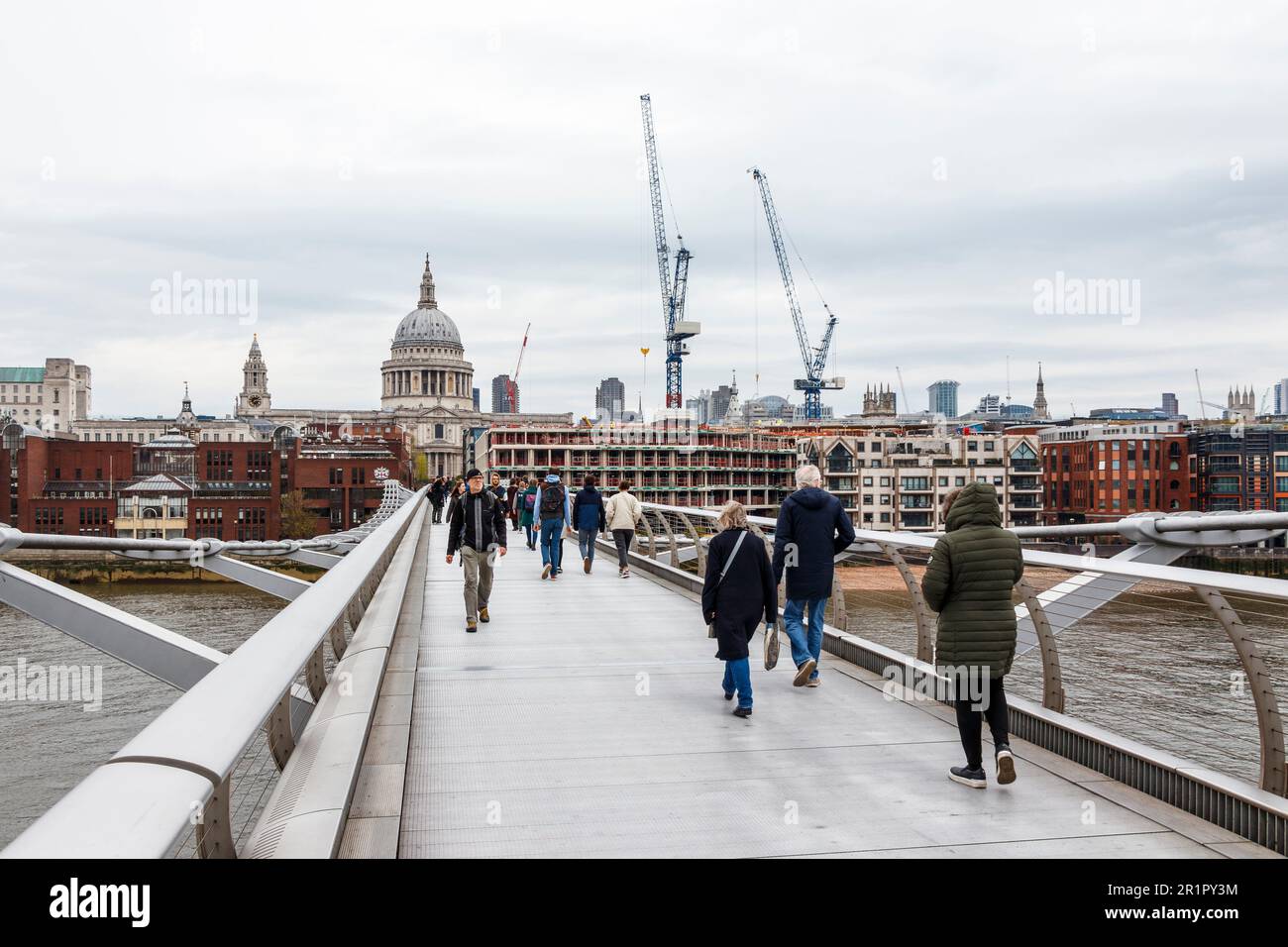 Fußgänger auf der Millennium Bridge, St Paul's Cathedral im Hintergrund, London, Großbritannien Stockfoto