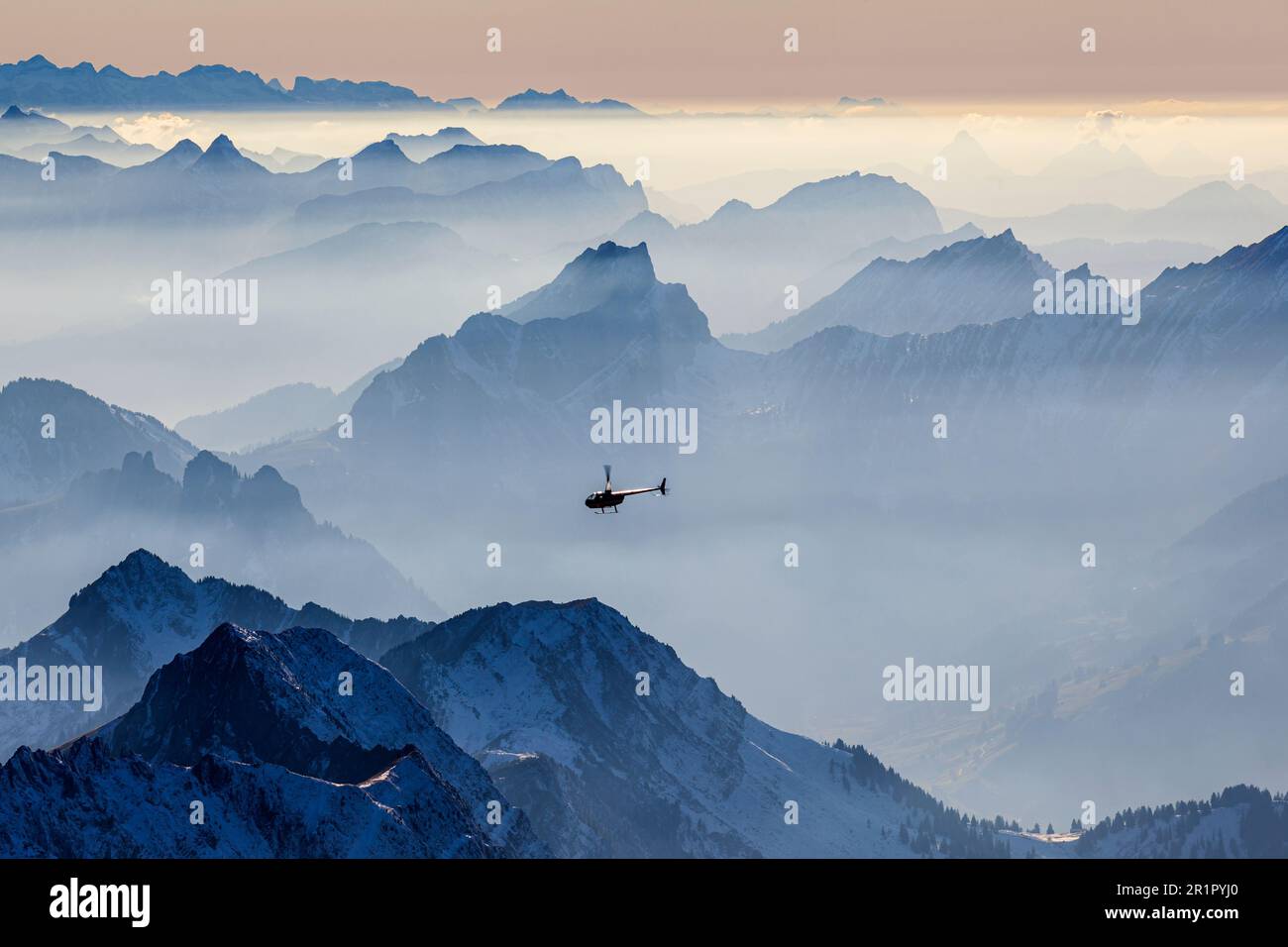 Blick von Säntis zu den Berner Alpen, Hubschrauber in der Luft, Appenzell, Schweiz Stockfoto