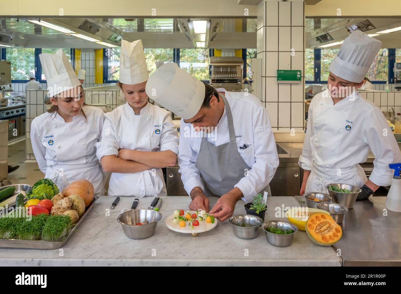 Italien, Trentino-Südtirol, Südtirol, Eisacktel, Bressanone, Provincial Vocational School for the Hospitality and Food Industry, Emma Hellenstainer, Armin Mairhofer, Perlen marinierter Melonen, Gurken, Austerkohl Stockfoto