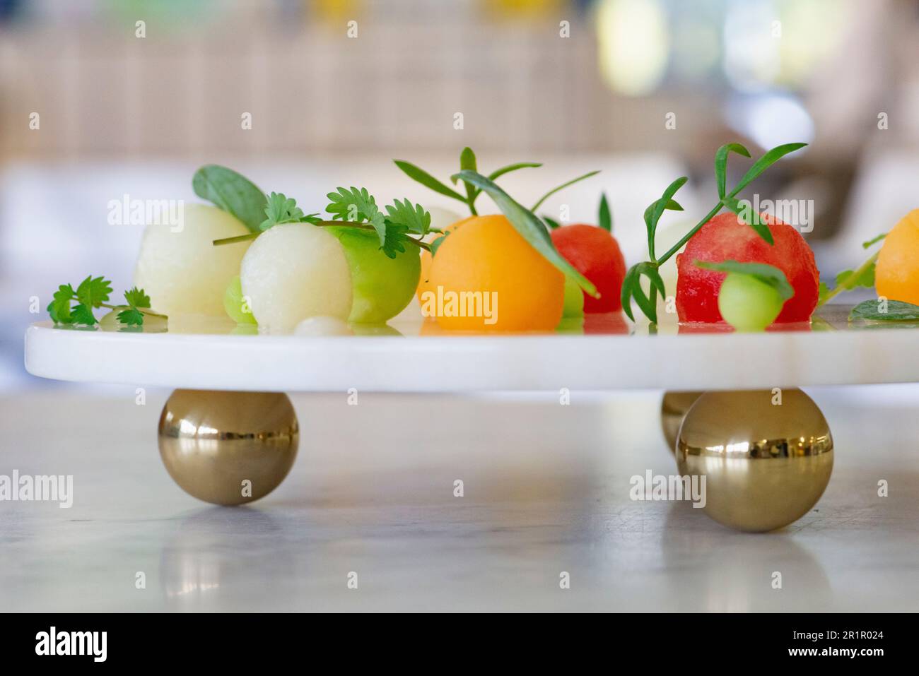 Italien, Trentino-Südtirol, Südtirol, Eisacktel, Bressanone, Provincial Vocational School for the Hospitality and Food Industry, Emma Hellenstainer, Armin Mairhofer, Perlen marinierter Melonen, Gurken, Austerkohl Stockfoto