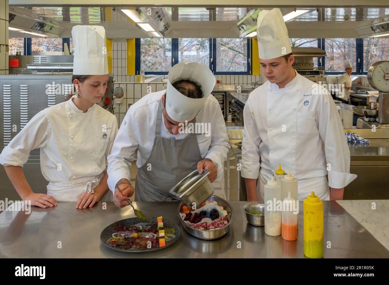 Italien, Trentino-Südtirol, Südtirol, Valle Isarco, Bressanone, vegane Küche ohne tierische Produkte, Provinzschule für Gastgewerbe und Lebensmittelindustrie, Emma Hellenstainer, Armin Mairhofer, Potpourri aus Südtiroler Wurzelgemüse, Ratatousalsa mit Wildkraut verde. Stockfoto