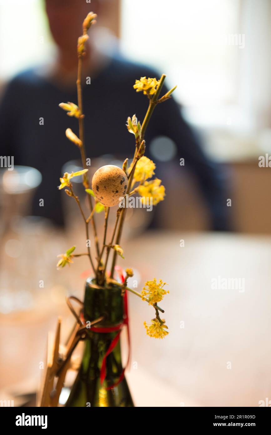 Ostern, Tischdekoration, Zweige, Osterei, Gasthaus, Dekorierter Tisch Stockfoto