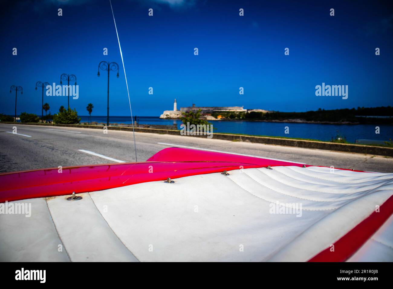 Fahren Sie mit einem Oldtimer durch Havanna für eine unvergessliche Reise in den Charme und die Geschichte der Stadt. Stockfoto