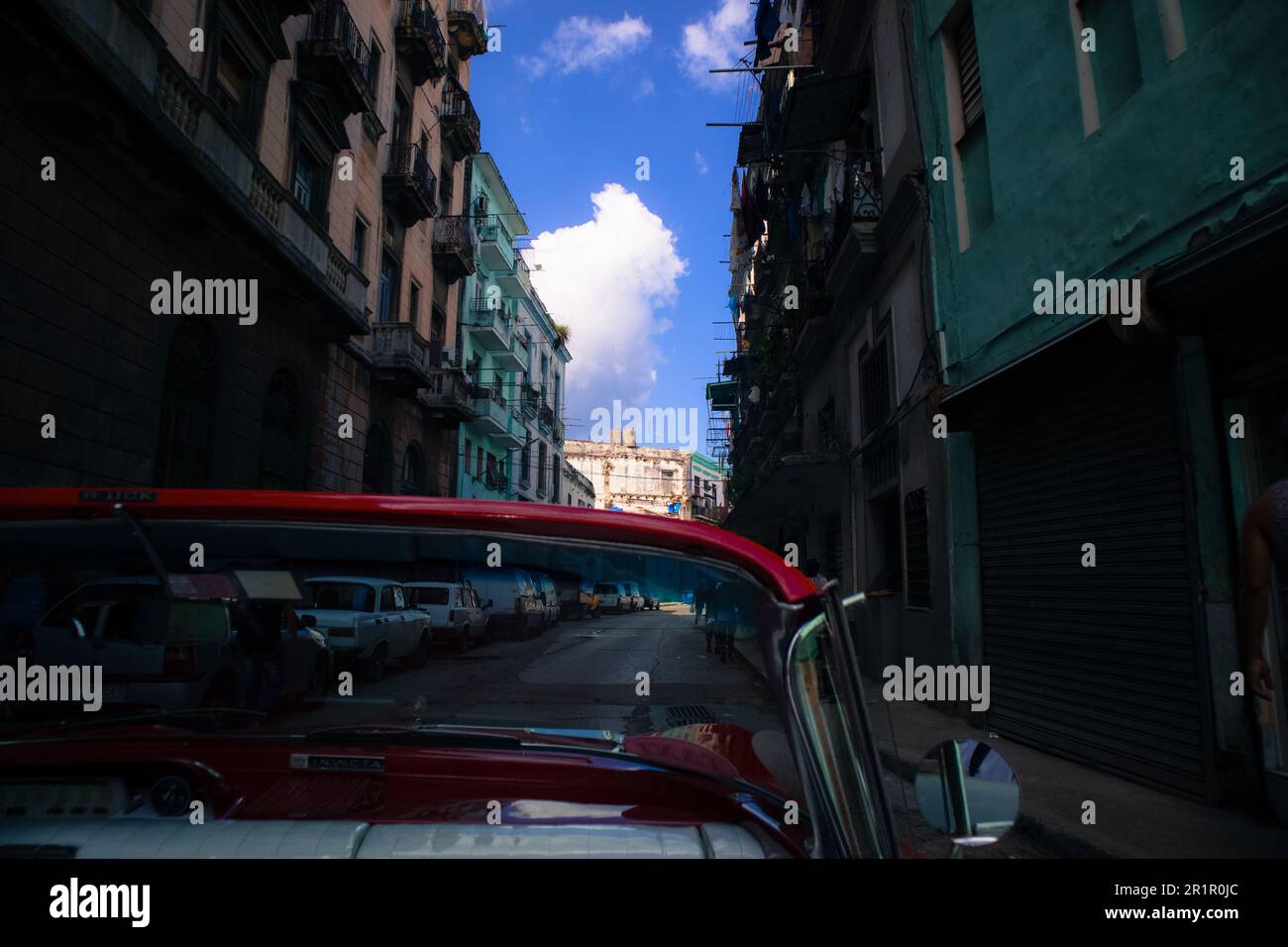 Fahren Sie mit einem Oldtimer durch Havanna für eine unvergessliche Reise in den Charme und die Geschichte der Stadt. Stockfoto