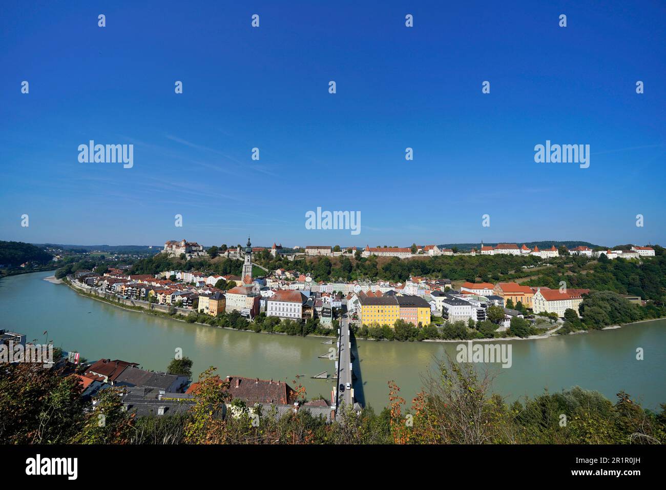 Deutschland, Bayern, Oberbayern, Kreis Altötting, Burghausen, Blick auf die Stadt, Altstadt, St. Jakob-Pfarrkirche, Schlosskomplex, Salzach, Panorama Stockfoto