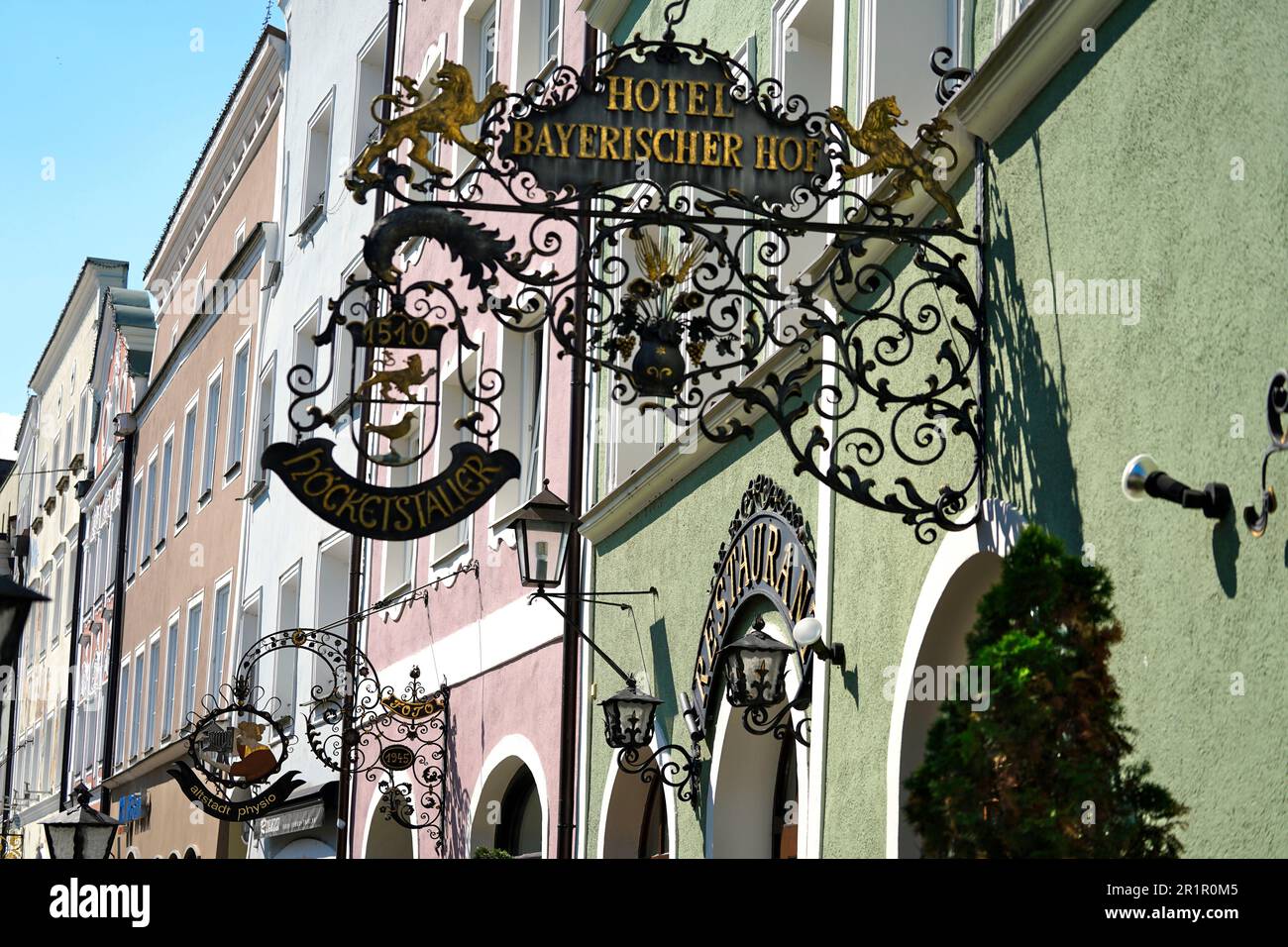 Deutschland, Bayern, Oberbayern, Bezirk Altötting, Burghausen, Altstadt, Reihe von Häusern, Schild am Hotel Bayerischer Hof, Schmiedeeisen Stockfoto