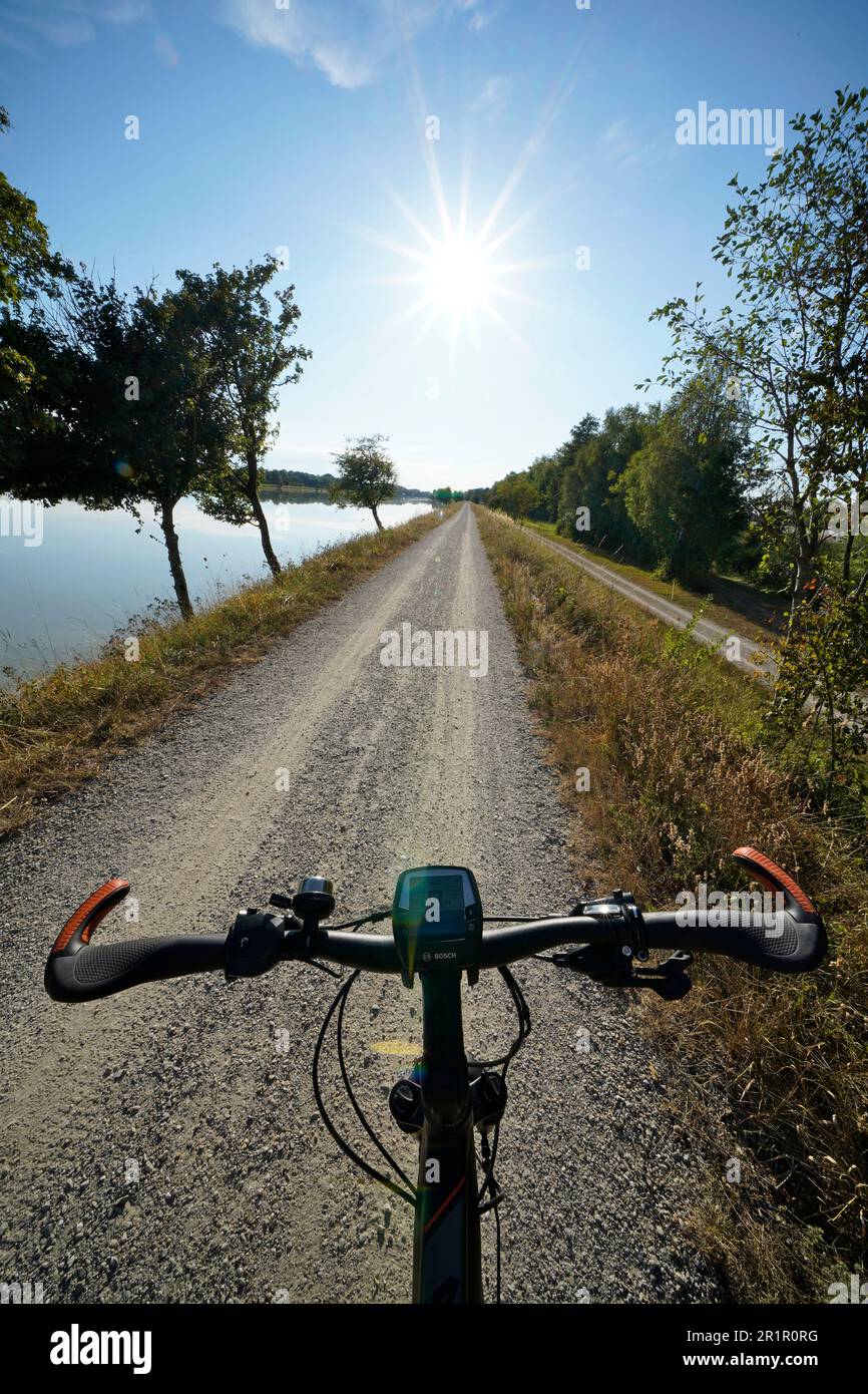 Deutschland, Bayern, Oberbayern, Bezirk Altötting, Neuötting, Inn, Inndamm, Schotterweg, Fahrrad, E-Bike, Radfahren Stockfoto