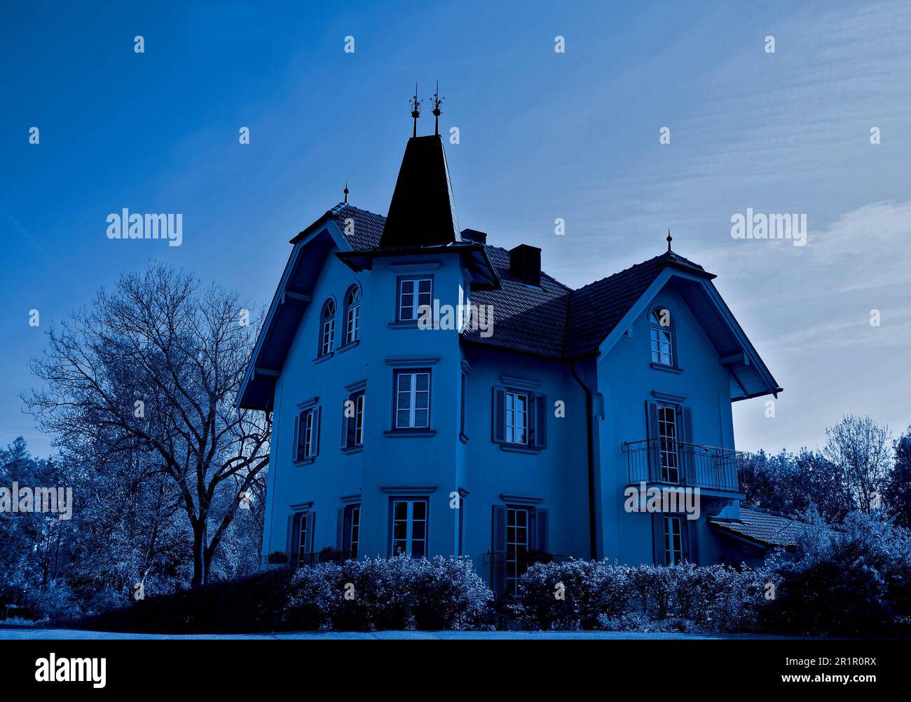 Deutschland, Bayern, Oberbayern, Chiemgau, Villa, Altes Gebäude, Einzel, Abend, Dämmerung, Bild Nacht blau Stockfoto