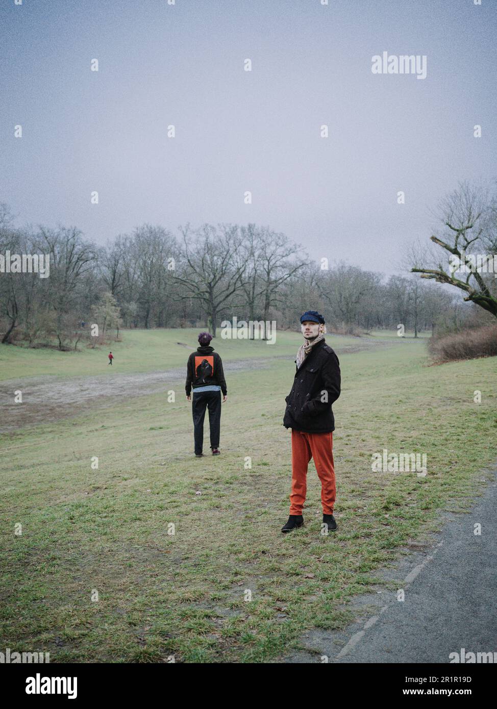 Nicht binäre Personen im Park Stockfoto