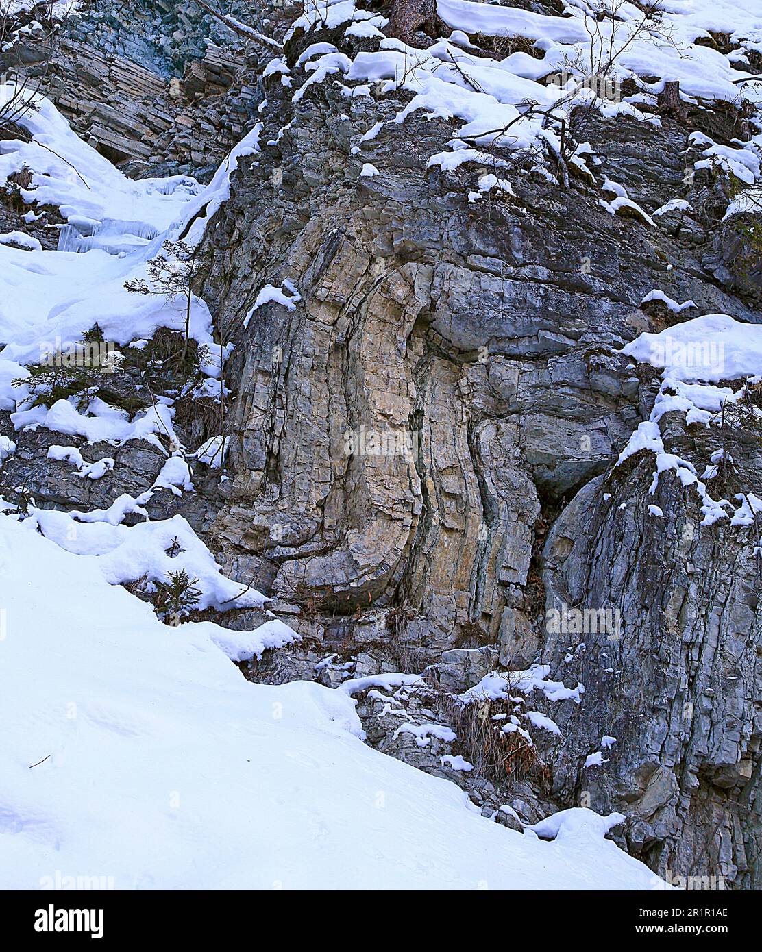 Markante Falten in der Felswand in der Nähe des Dorfes Ciampei in der Region Wengen, La Valle Südtirol Stockfoto
