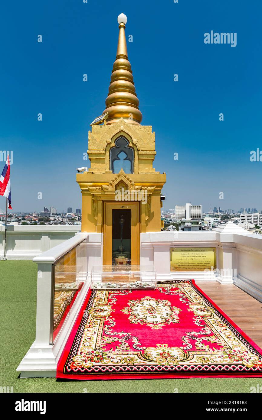 Eckturm mit roter Gebetsmatte, Phu Khao Thong, Chedi auf dem Goldenen Berg, Wat Saket, Tempel des Goldenen Berges, Wat Saket Ratcha Wora Maha Wihan, Bangkok, Thailand, Asien Stockfoto