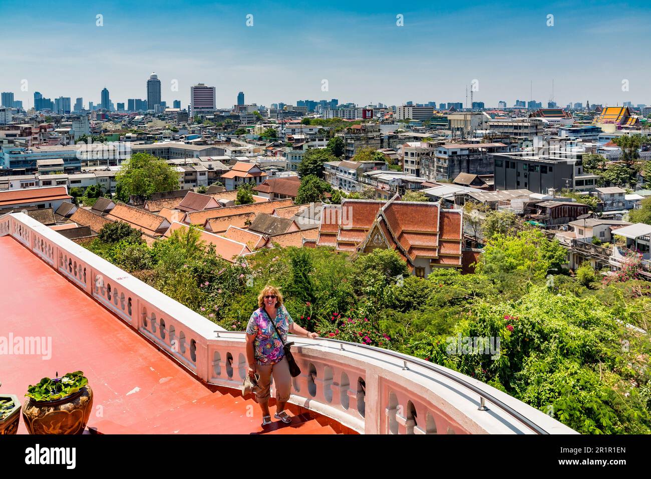 Frau lächelt vor der Kamera, Blick auf die Stadt von Golden Mount, Golden Mount, Golden Mount, Wat Saket, Tempel des Golden Mount, Wat Saket Ratcha Wora Maha Wihan, Bangkok, Thailand, Asien Stockfoto