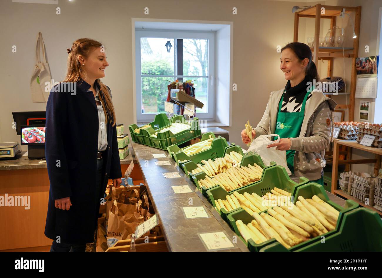 Wesel, Nordrhein-Westfalen, Deutschland – der Kunde kauft Spargel im Bauernladen, hier anlässlich einer Presseveranstaltung zur Eröffnung der Spargelsaison auf dem Spargel- und Obstbetrieb Heinen. Stockfoto