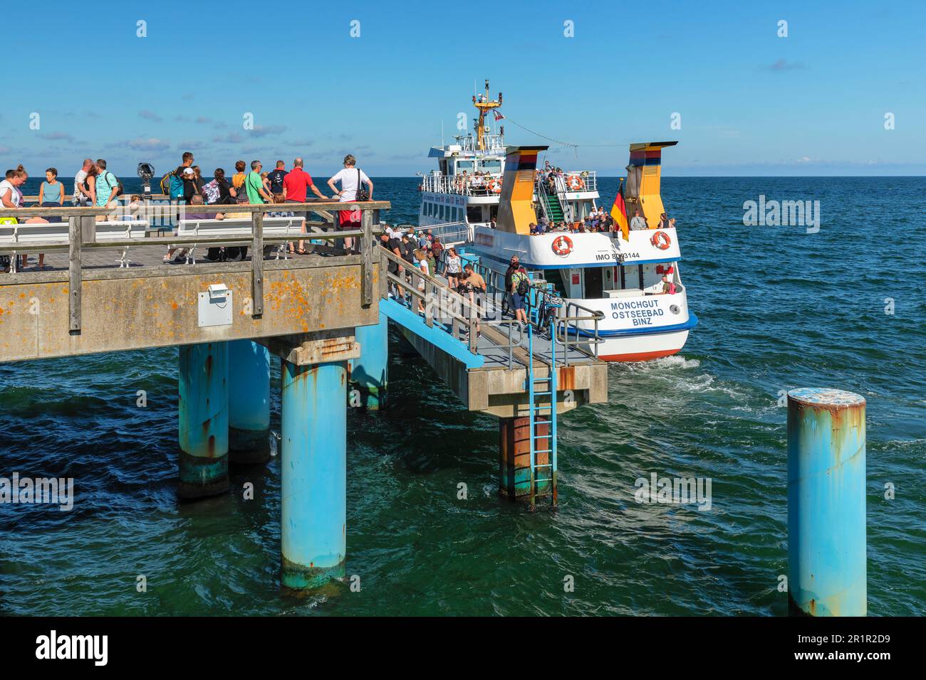Sellin Pier mit Tauchglocke und Ausflugsboot, Insel Rügen, Mecklenburg-Vorpommern, Deutschland Stockfoto
