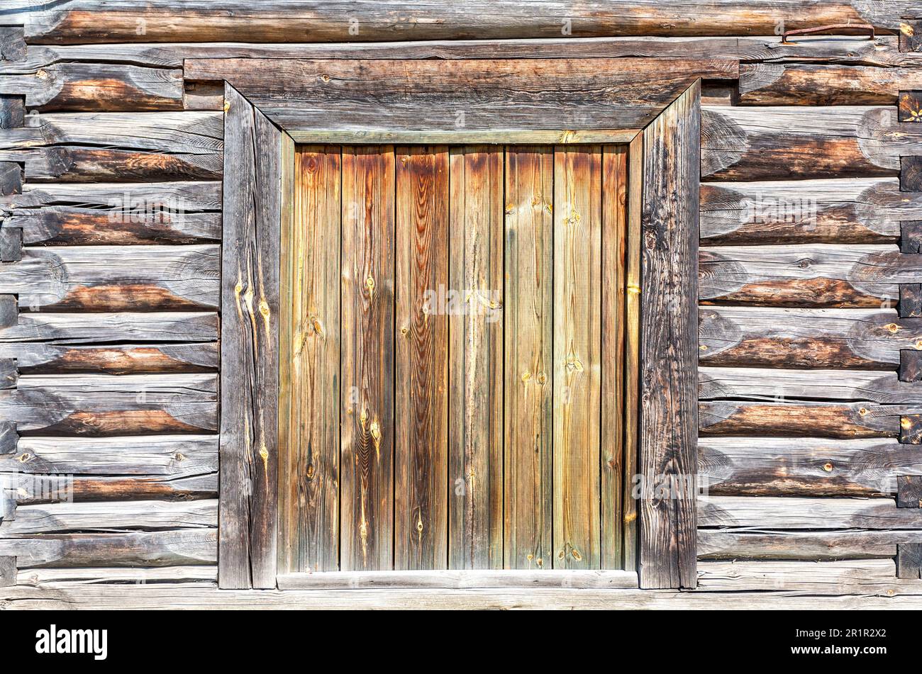 Tür in altem Holzhaus. Altes Holzhaus. Traditionelles Holzhaus mit Holztür Stockfoto
