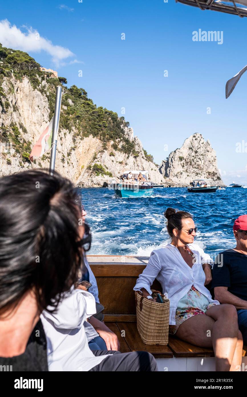 Menschen im Boot, Marina Piccola, Capri Island, Golf von Neapel, Kampanien, Italien, Europa Stockfoto