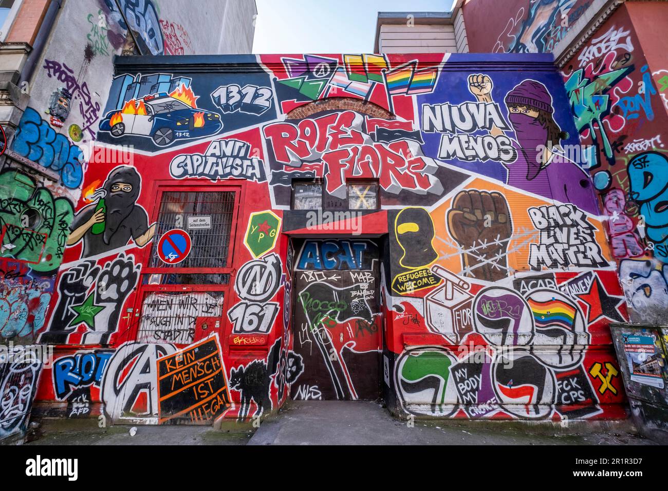 Graffiti an der Rote Flora im Hamburger Schanzenviertel auf der St. Pauli, Hamburg, Norddeutschland, Deutschland, Europa Stockfoto