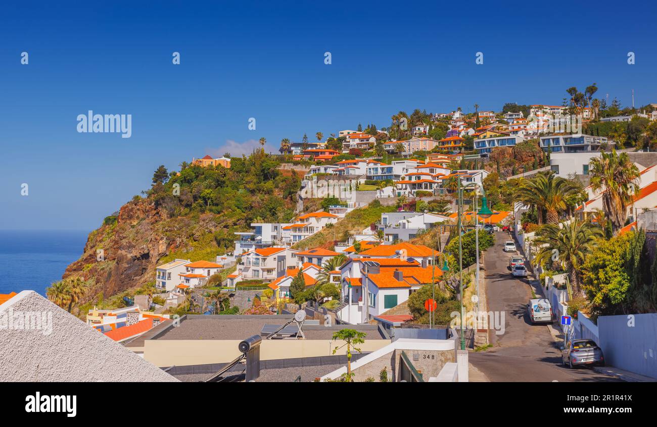 Madeira Landschaft, Siedlungen, die auf hohen Klippen oder in den Hügeln erbaut wurden, die sich steil direkt von der Küste erheben, Garajau, Madeira Insel, Portugal Stockfoto