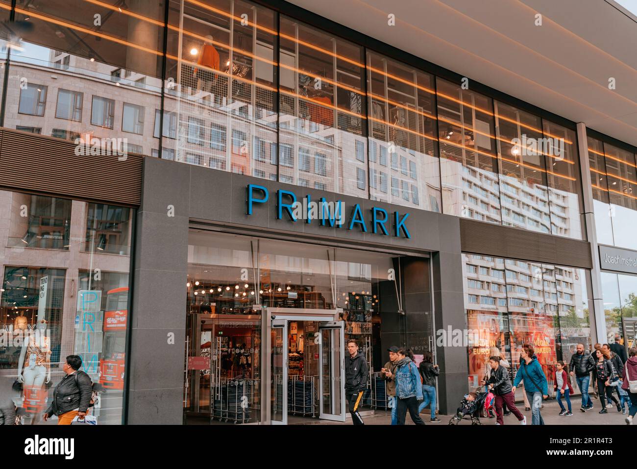 Außenansicht des beliebten Einzelhandelsgeschäfts Primark in Berlin. An der Fassade des Gebäudes ist das unverwechselbare Primark Logo zu sehen Stockfoto