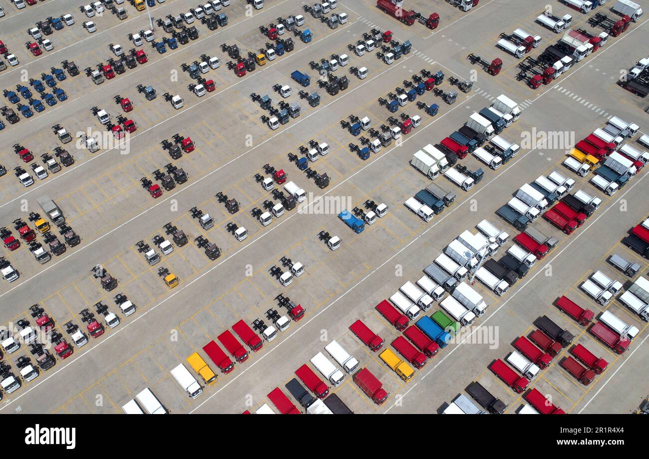 QINGDAO, CHINA - 15. MAI 2023 - Foto aufgenommen am 15. Mai 2023 zeigt die Fertigwarenwerft eines Automobilunternehmens in Qingdao, Ostchina Shandong Stockfoto