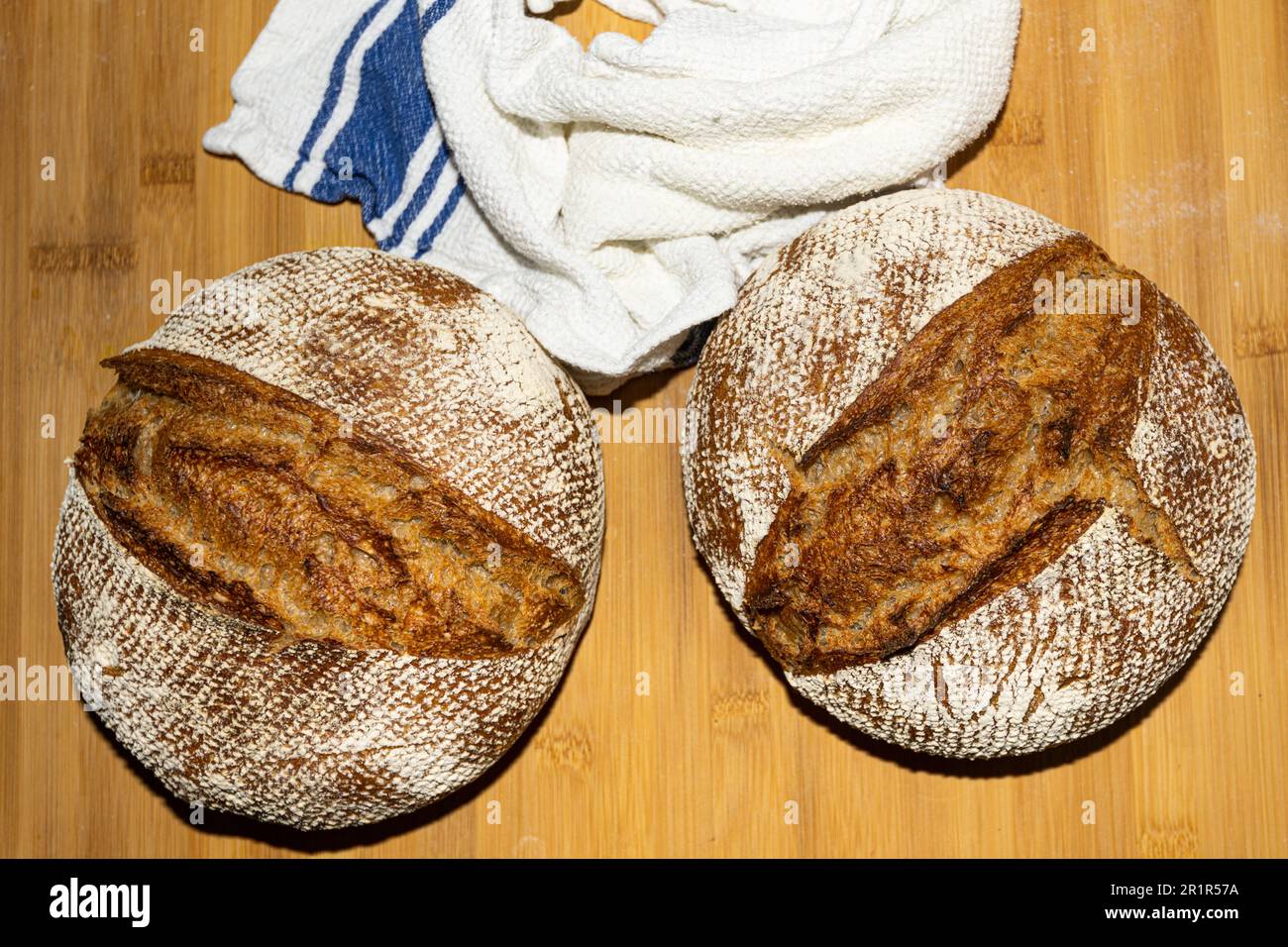 Zwei Laibe Sauerteig, kühl frisch aus dem Ofen, Upper Wield, Alresford, Hampshire, Großbritannien Stockfoto