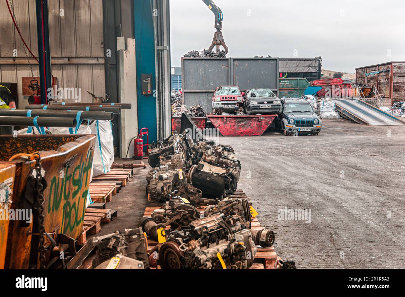 Auf zum Schrottplatz. Recycling von Autos für Gebrauchtteile, ein moderner Fahrzeugabbauer. Charles Trent Ltd, Poole, Dorset, Vereinigtes Königreich Stockfoto