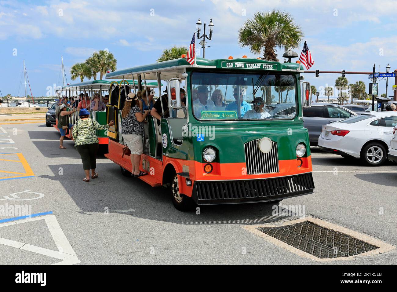 Trolley-Tour durch die Altstadt; St. Augustine; Florida; USA; Tour; Touren; Ein- und Aussteigen; Trolley; Trolleys; Altstadt; Stadt; Bus; saint Auguatin; St. augustin Stockfoto