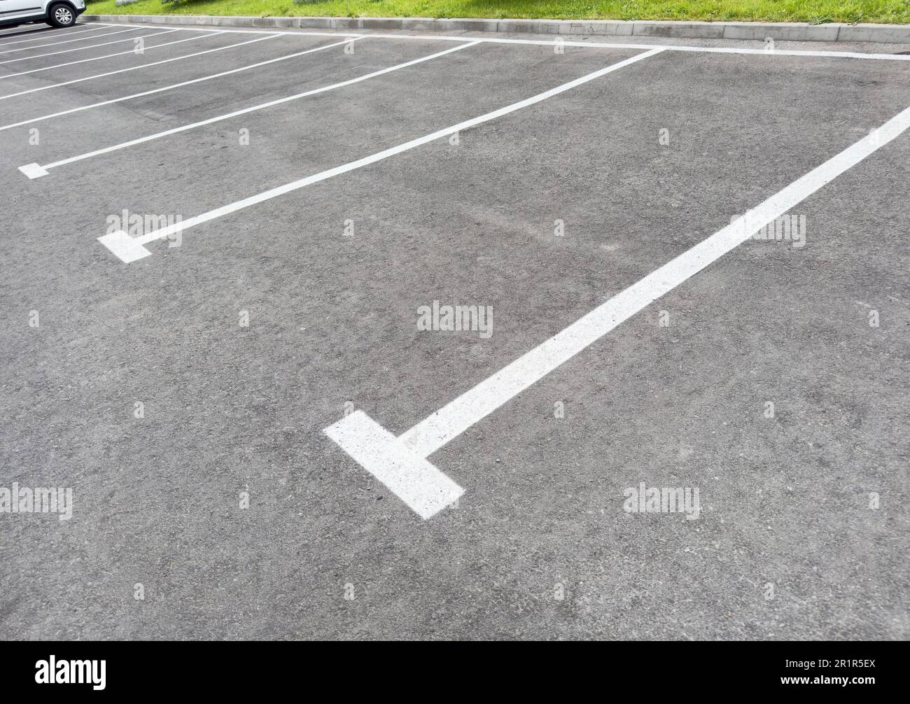 Leerer Parkplatz in der Nähe des Einkaufszentrums. Moderner Parkplatz. Parkplatz. Leere Parkplätze am Einkaufszentrum. Öffentlicher Parkplatz. Parkplätze im Freien. Stockfoto