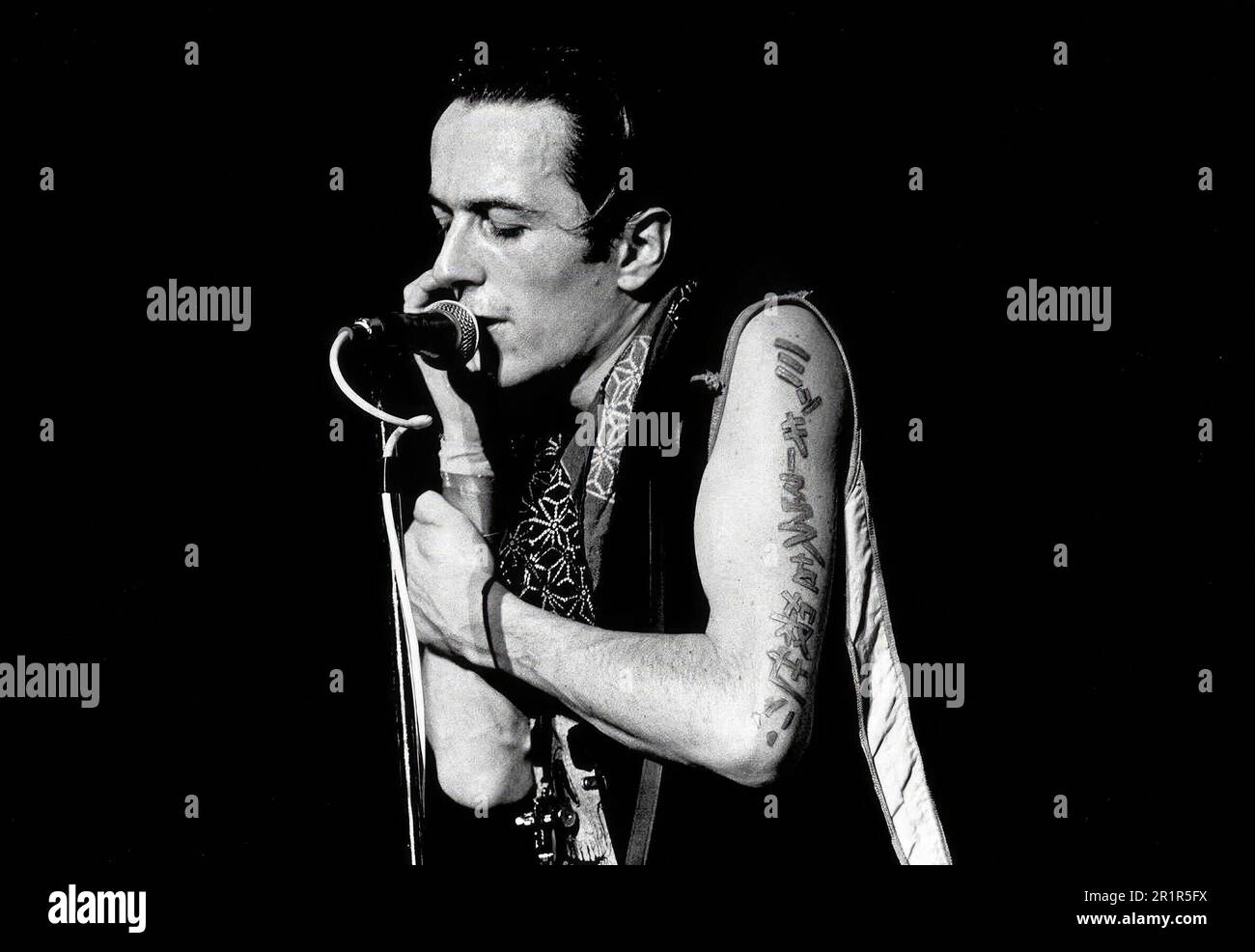 JOE STRUMMER IN JOE STRUMMER: DIE ZUKUNFT IST UNGESCHRIEBEN (2007), REGIE JULIAN TEMPLE. KREDIT: PARALLELFILMPRODUKTIONEN/FOLIEN/HANWAY-FILME/NITRATFILME/ALBUM Stockfoto