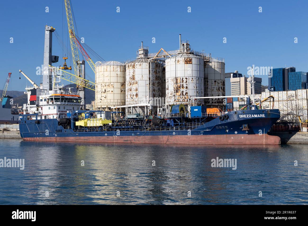 GENUA, ITALIEN, 2. FEBRUAR 2023 - Brezzamare, Bunkerschiff im Hafen von Genua, Italien Stockfoto