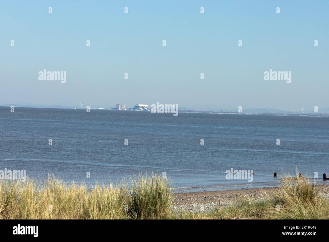 Morecambe und Heysham Kernkraftwerk vom Strand aus gesehen, Fleetwood Lancashire England Stockfoto