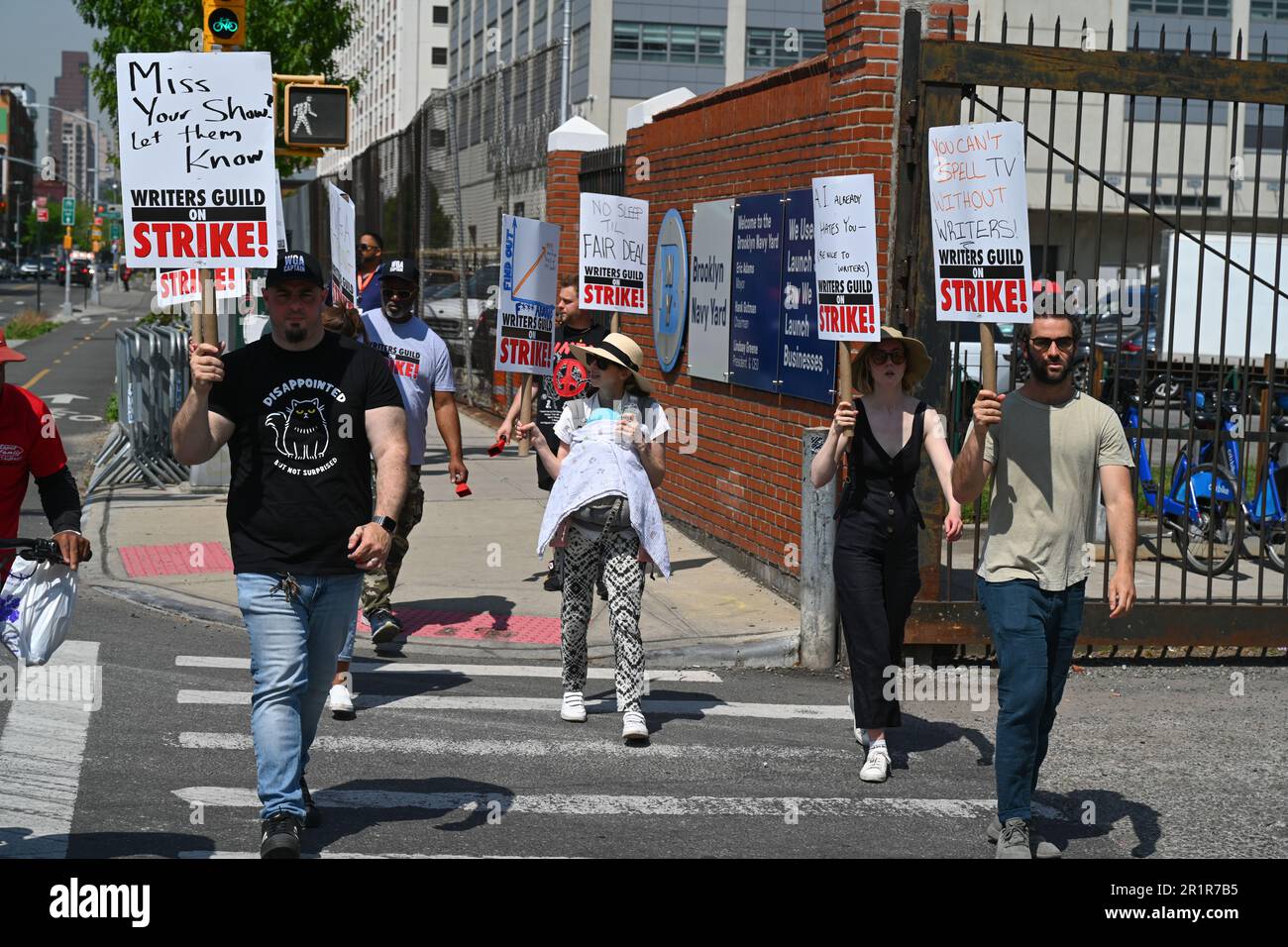 Mitglieder der Writers Guild of America (WGA) und ihre Anhänger streiken am 12. Mai 2023 vor den Steiner Studios am Brooklyn Navy Yard in New Yo Stockfoto