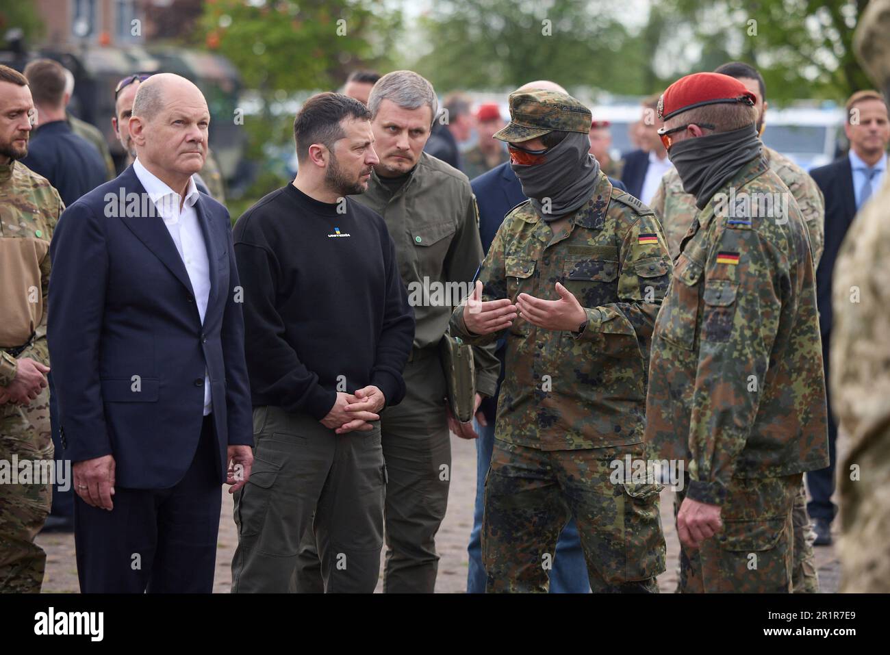 Aachen, Deutschland. 14. Mai 2023. Der deutsche Bundeskanzler Olaf Schotz, Linke, und der ukrainische Präsident Wolodymyr Zelenskyy, Zentrum, sehen eine Demonstration während eines Besuchs im Lager Aachen am 14. Mai 2023 in Aachen. Die deutsche Armee trainiert ukrainische Soldaten auf Militärausrüstung, die Deutschland am Stützpunkt bereitstellt. Kredit: Pool Photo/Pressestelle Des Ukrainischen Präsidenten/Alamy Live News Stockfoto