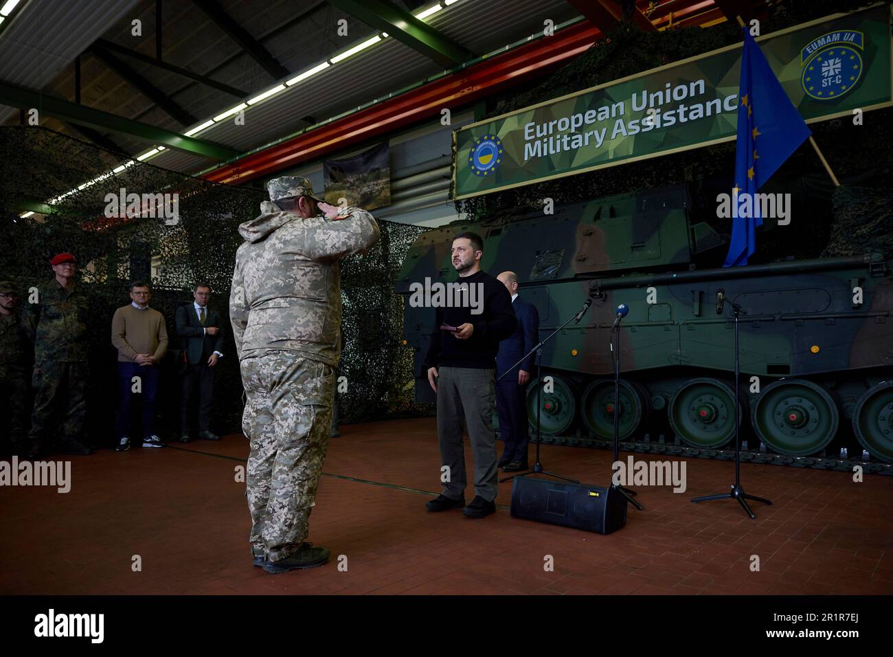 Aachen, Deutschland. 14. Mai 2023. Der ukrainische Präsident Volodymyr Zelenskyy, rechts, überreicht staatliche Auszeichnungen für die Ausbildung ukrainischer Soldaten im Lager Aachen am 14. Mai 2023 in Aachen. Die deutsche Armee trainiert ukrainische Soldaten auf Militärausrüstung, die Deutschland am Stützpunkt bereitstellt. Kredit: Pool Photo/Pressestelle Des Ukrainischen Präsidenten/Alamy Live News Stockfoto