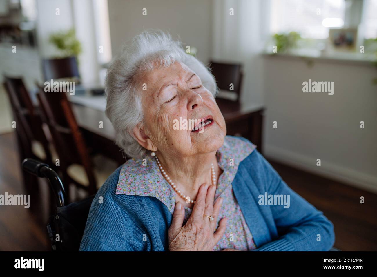 Porträt einer älteren Frau, die sich schlecht fühlt. Stockfoto