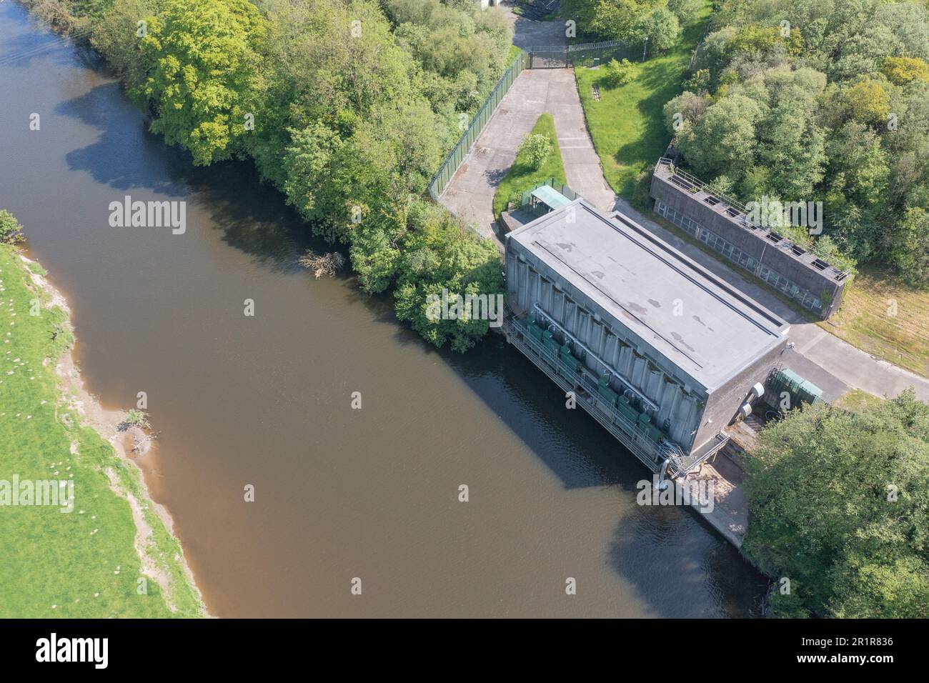 Luftaufnahme von Dwyr Cymru, Welsh Water, Abstraktionsarbeiten am Fluss Towy in Nantgaredig, Carmarthenshire, Wales, Großbritannien Stockfoto